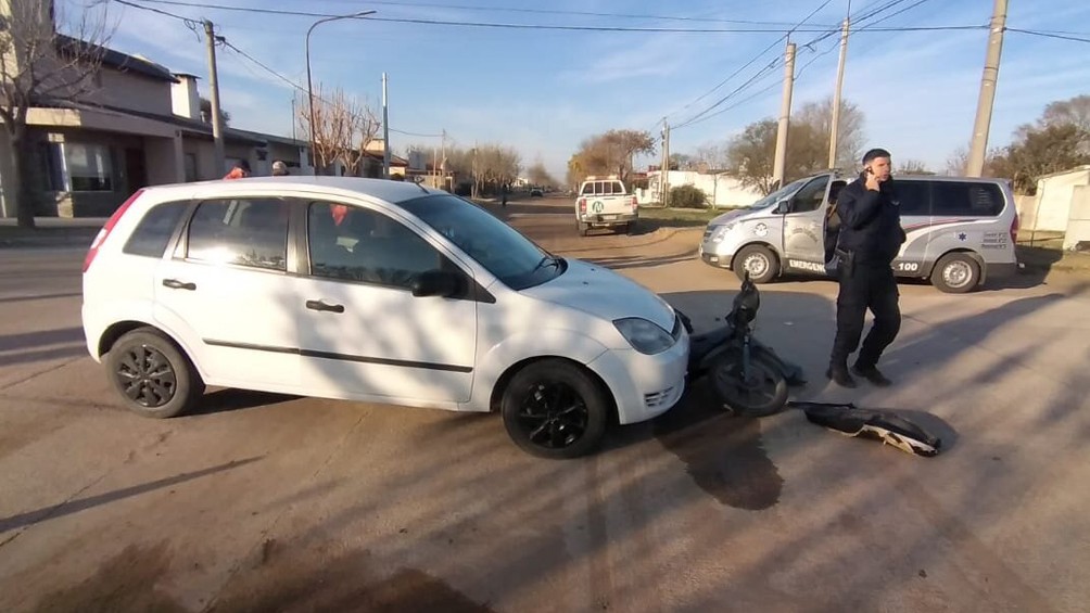 Una persona herida tras un choque entre auto y moto