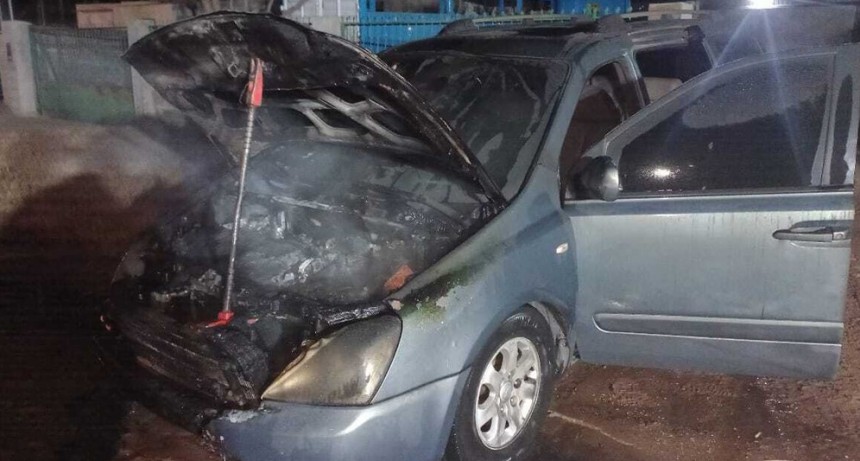 Un auto se prendió fuego en el sur de la Ciudad