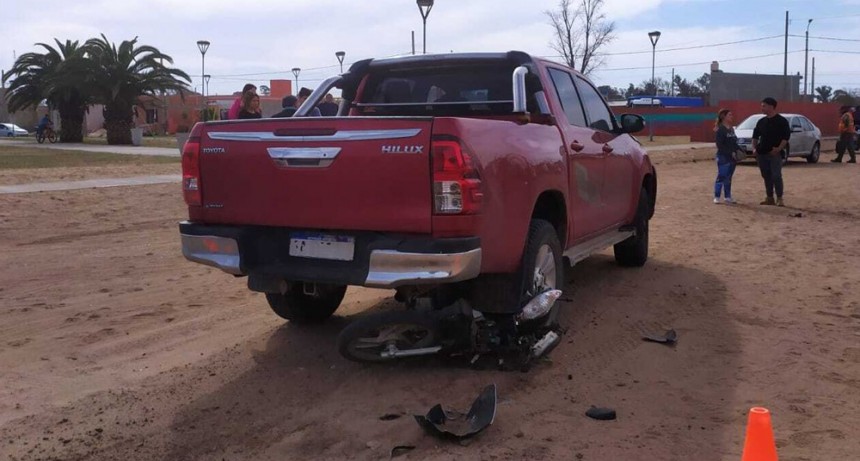 Otro accidente en Barrio San Vicente entre camioneta y moto