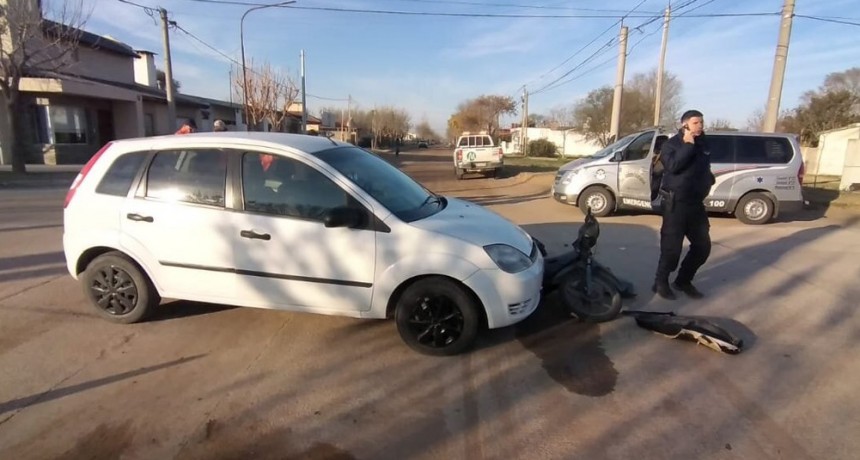 Una persona herida tras un choque entre auto y moto