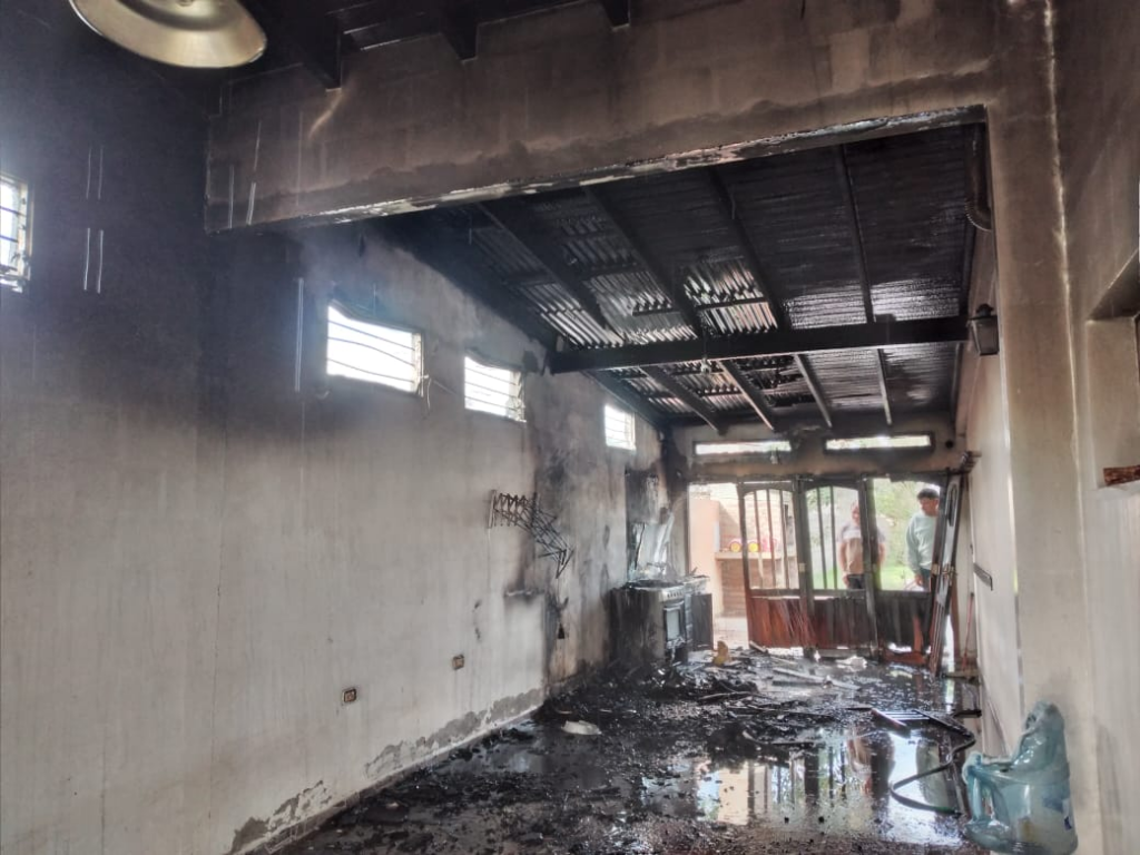 Se prendió fuego el garage de una vivienda