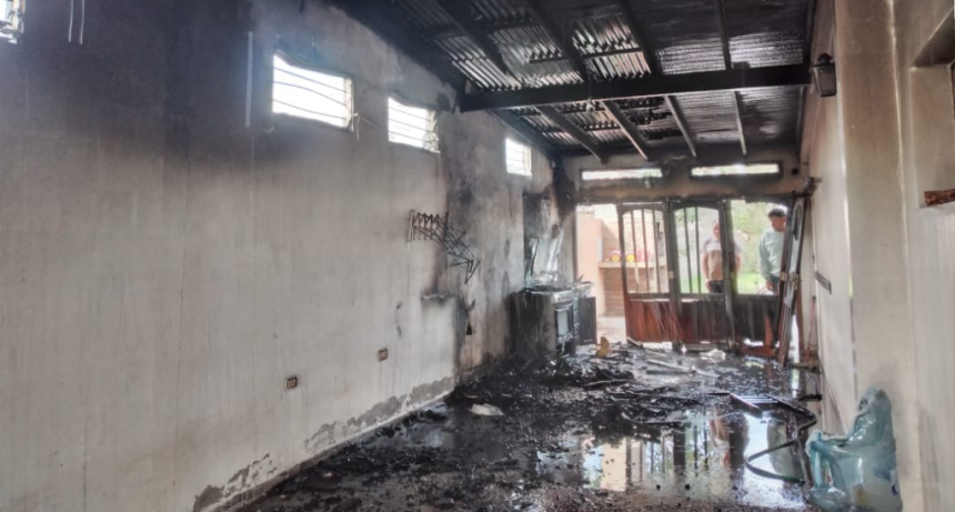 Se prendió fuego el garage de una vivienda
