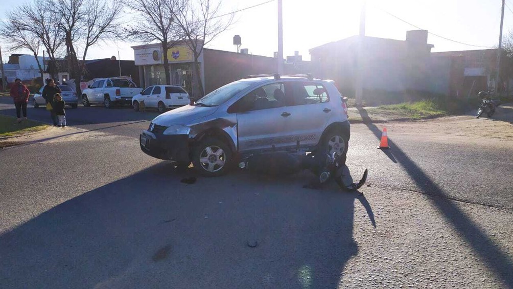 Dos personas fueron trasladadas al Hospital tras un choque con un auto