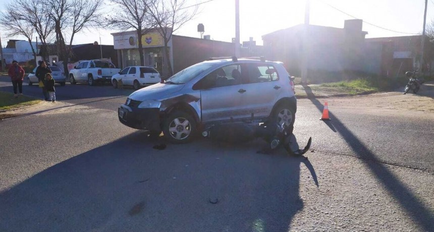 Dos personas fueron trasladadas al Hospital tras un choque con un auto