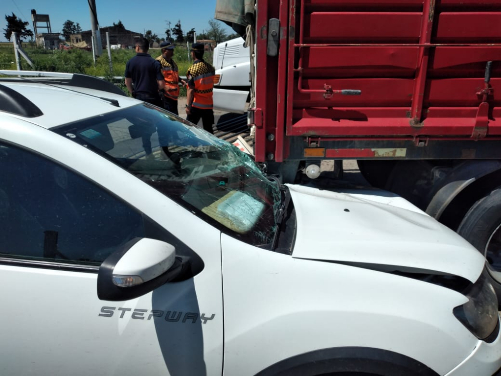 Choque entre un auto y un camión en el paso a nivel