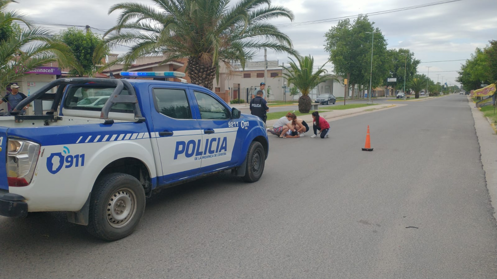 Una persona se cayó de su motocicleta y debió ser hospitalizado