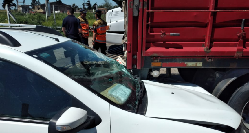 Choque entre un auto y un camión en el paso a nivel